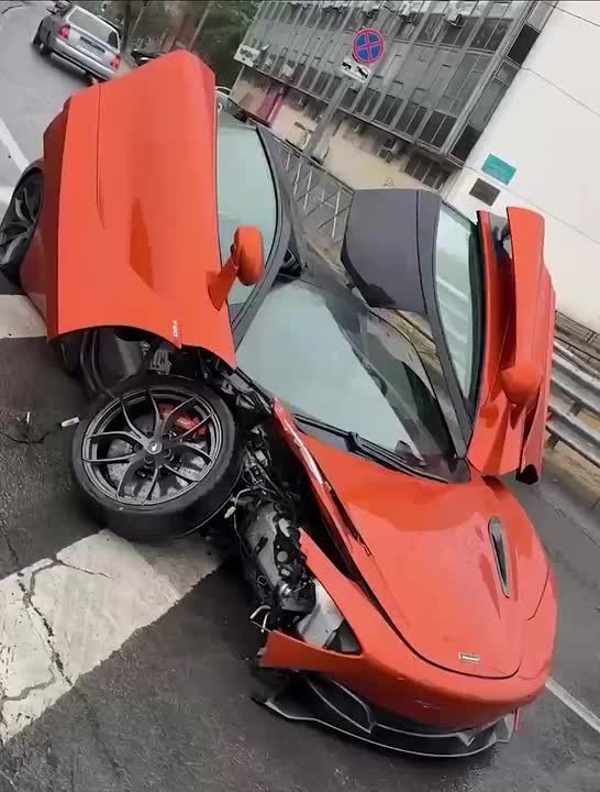     --:    McLaren 720S           