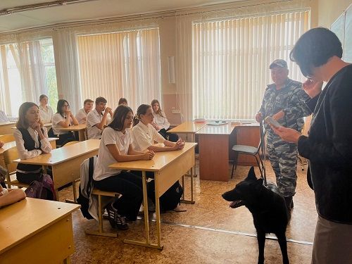 В полицейском классе МБОУ СОШ № 17 города Новочеркасска урок провел кинолог