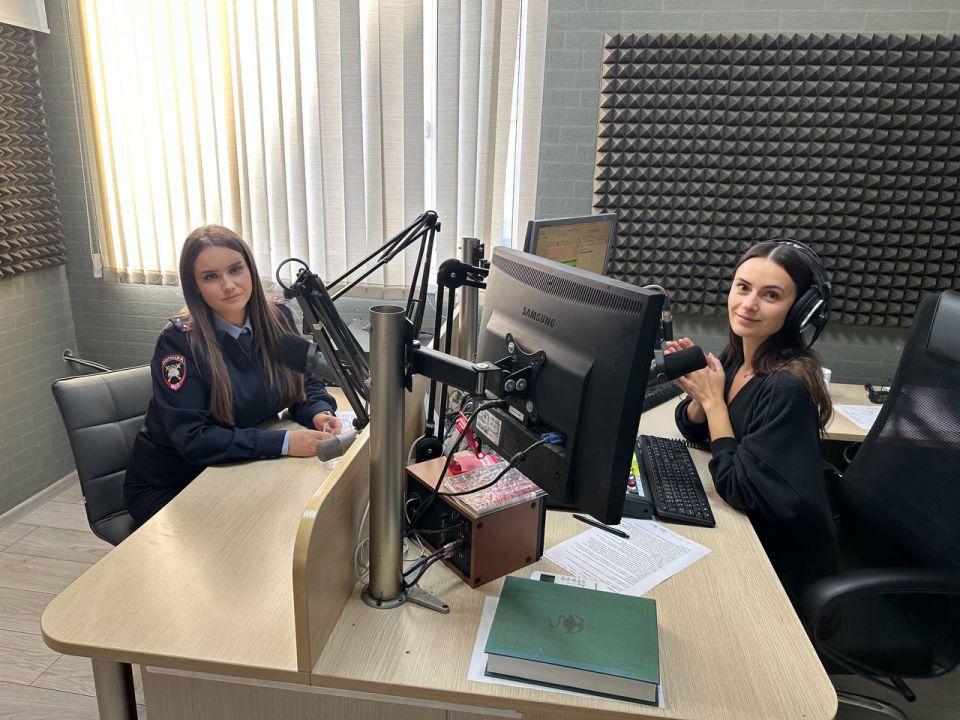 Сегодня в прямом эфире «Love Radio Ростов-на-Дону» 101.6 в выпуске программы «Диалоги безопасности» с ведущей Кирой Никитиной в рамках реализации проекта «Безопасность дорожного движения» прозвучала тема: