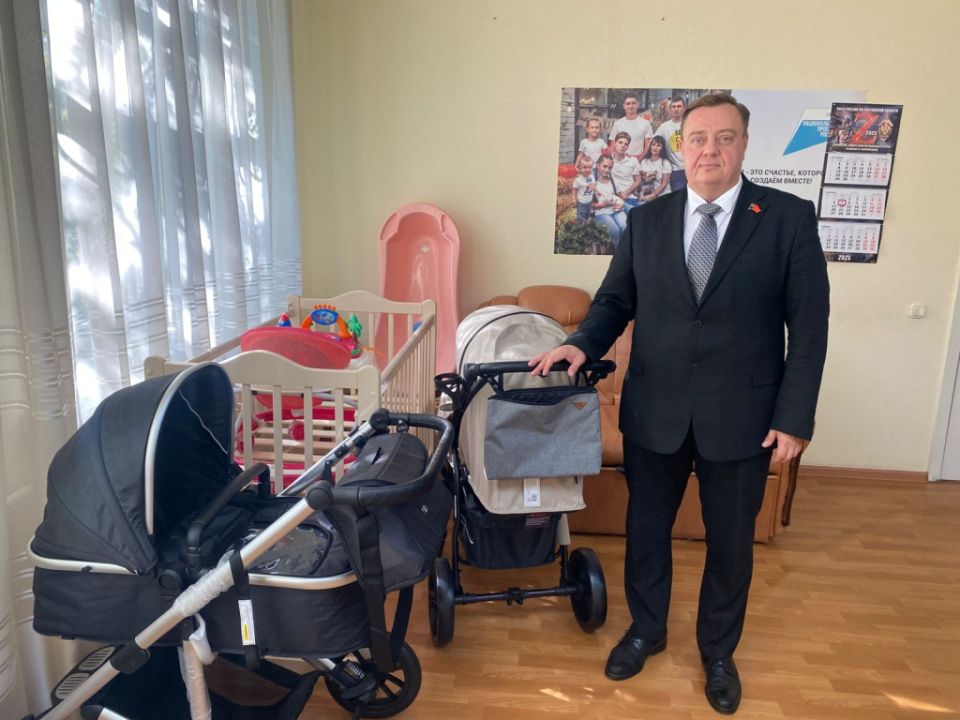 Зампред гордумы Максим Колесников в День беременных оценил работу пункта проката предметов первой необходимости для новорожденных