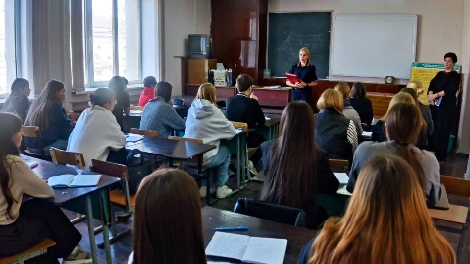 В рамках межведомственного профилактического мероприятия «Неделя большой профилактики в учебных заведениях» инспектором по делам несовершеннолетних Ростовского линейного управления МВД России на транспорте младшим...
