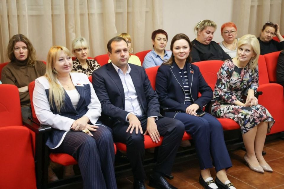 В гостях у «Театра на ладони»: творческую работу уникального в России коллектива оценила Лидия Новосельцева и депутаты городской Думы