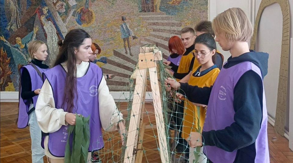 #МЫВМЕСТЕ: батайчане плетут маскировочные сети для защитников