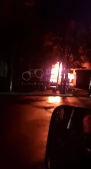 1. Горит АТБ после атаки  БПЛА на Покровское Синельниковского района