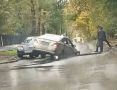 В две огромные ямы сегодня угодили машины