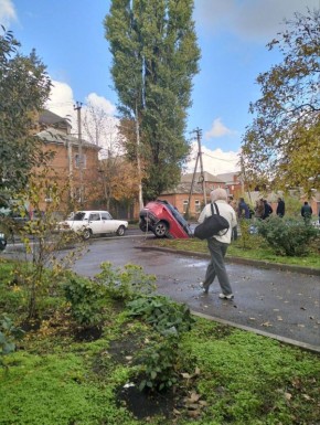 Бульк — и нет машины. И это яма на Селиванова в Ростове ещё не такая большая