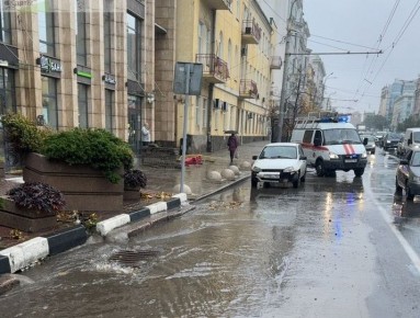 В городе выполняются работы по расчистке ливнеприемников