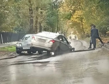 В две огромные ямы сегодня угодили машины