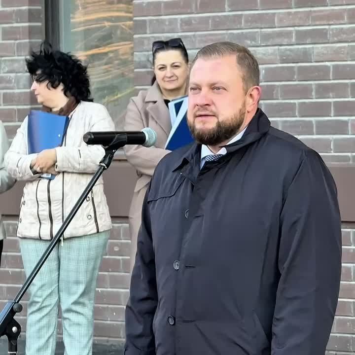 Вручил ключи 10 новосёлам из числа детей-сирот и детей, оставшихся без попечения родителей