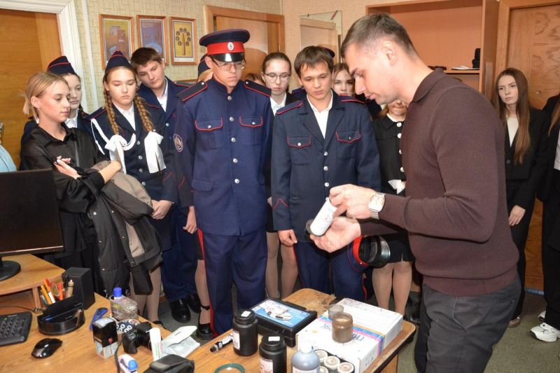 Сотрудники Белокалитвинского Отдела МВД пригласили учащихся «полицейского класса» на экскурсию