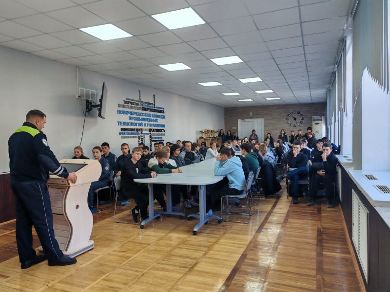 Госавтоинспекция Новочеркасска проводит профилактические мероприятия со студентами