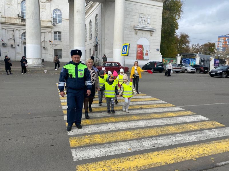 В Каменске-Шахтинском инспектор по пропаганде БДД Отделения Госавтоинспекции провел акцию «Засветись»