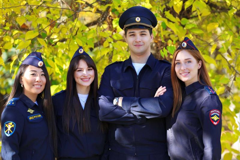 Сотрудники донской полиции поздравляют граждан с Днем народного единства