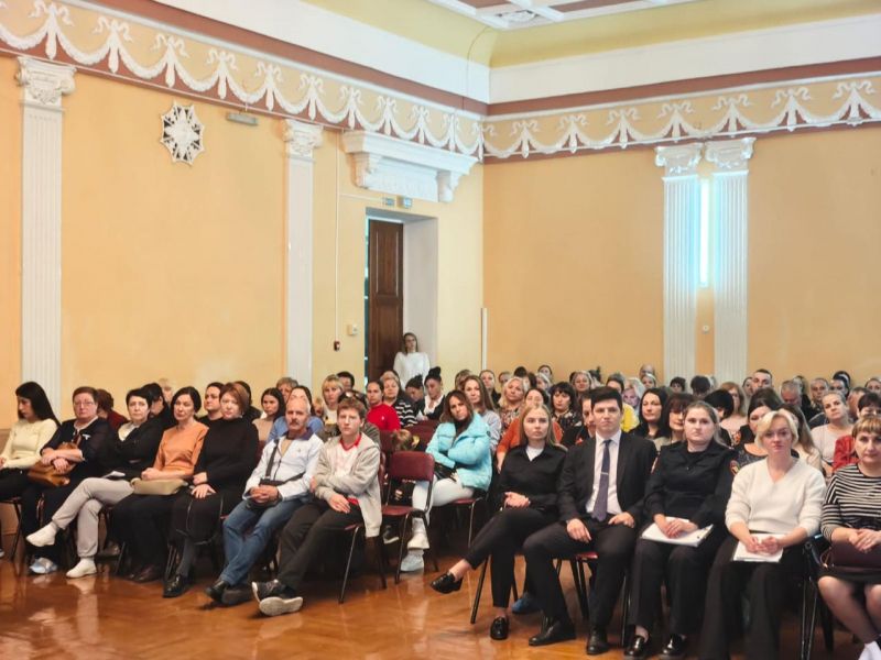 В Таганроге полицейские приняли участие в общешкольном родительском собрании