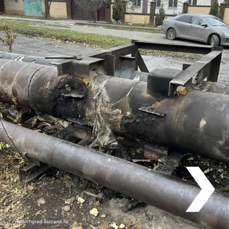 Сегодня в микрорайоне Молодёжном, на улице Береговой, произошёл прорыв магистральной трубы диаметром 500 мм, расположенной на бетонной опоре