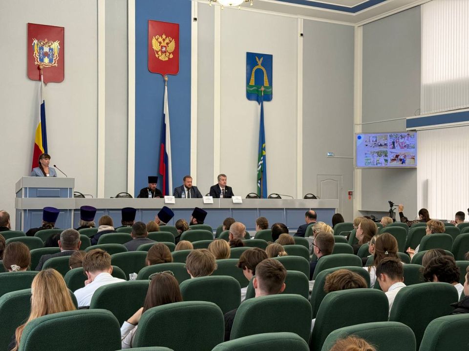 Сегодня в актовом зале администрации прошли Димитриевские образовательные чтения «Защита семьи и семейных ценностей, социальная политика»