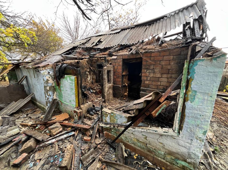И снова ветхая проводка …. В Сальске на улице Дзержинского загорелся частный дом