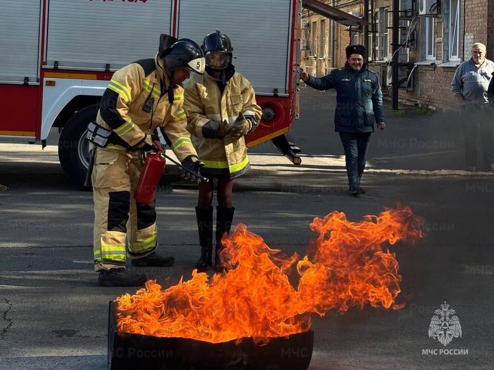 Огнеборцы МЧС России провели противопожарную тренировку на ростовском колбасном заводе «Тавр»
