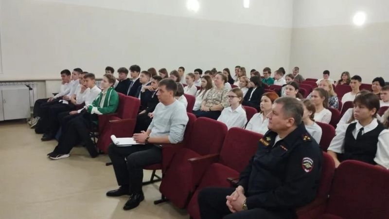 Полицейские Неклиновского района приняли участие в дискуссионном клубе «Цена закона: выбор профессии»