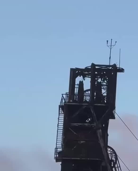 Алексей Гавриш: Флаг Российский Федерации, установленный на стволе шахты в Мирнограде