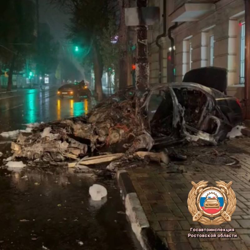 Чёрный "Мерс" сгорел в центре Ростова после столкновения со столбом