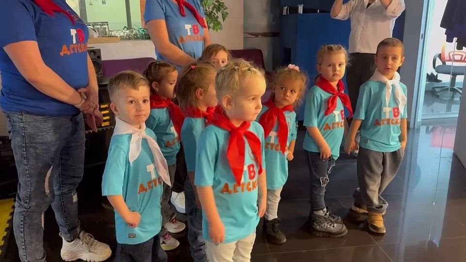 Только посмотрите, какие тележурналисты к нам сегодня в гости пришли!