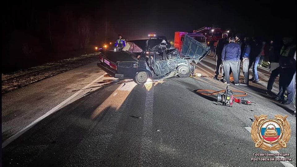 Сотрудники полиции устанавливают обстоятельства ДТП с погибшим и тремя пострадавшими