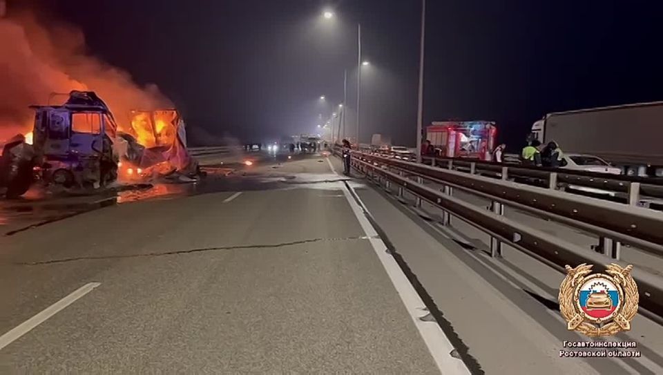 Фура загорелась на 1030 километре автодороги М-4 "Дон" в Ростовской области, сообщили в МЧС по региону
