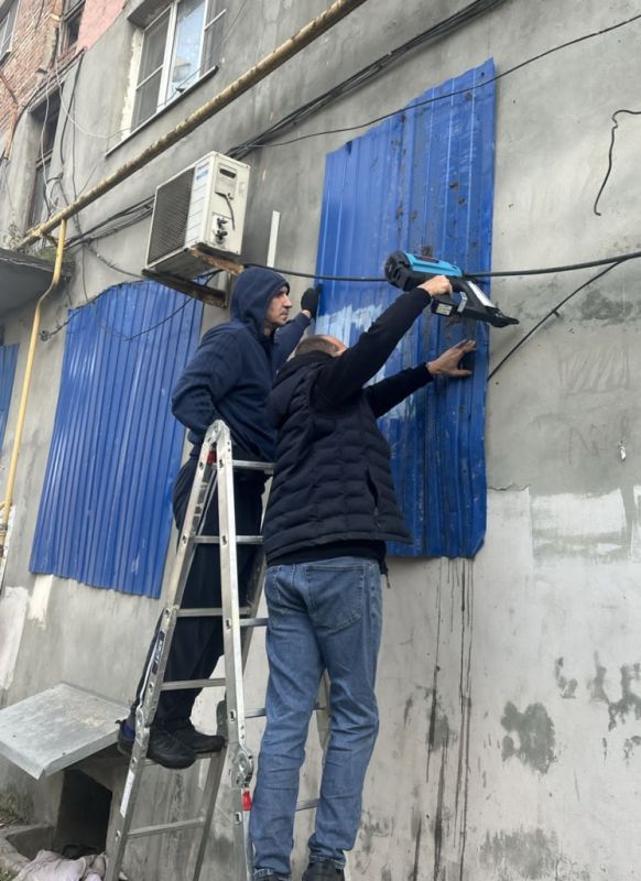 В пятиэтажке по ул. Нариманова, 72/3 восстановили защиту на окнах и ограждение по периметру