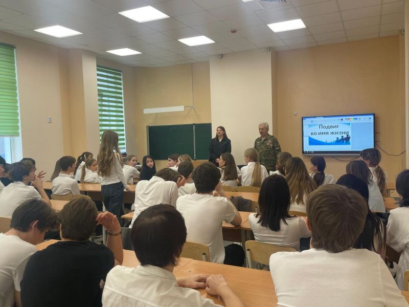 «Урок мужества»: полицейские побеседовали с учениками школы № 39 города Таганрога