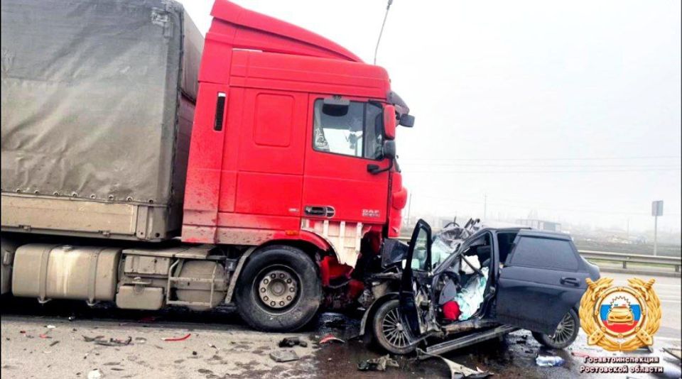 Легковая машина разбилась в ДТП с фурой на автодороге Р-280 "Новороссия" в Неклиновском районе, сообщили в ГАИ по Ростовской области