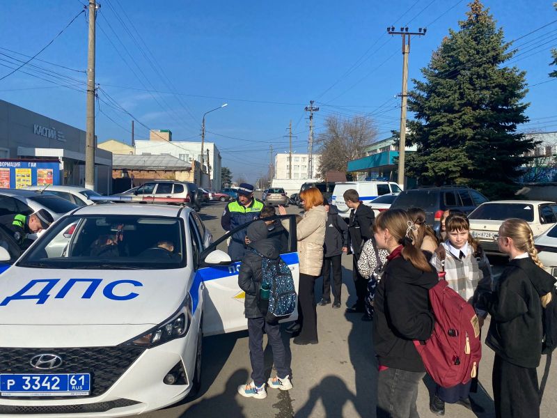 «Знакомство с полицией в формате игры»: сотрудники полиции Неклиновского района провели экскурсию для школьников в территориальном отделе