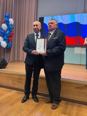 Сергей Сухариев вручил награды городской Думы чернобыльцам