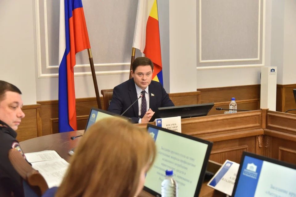 В Законодательном Собрании Ростовской области прошло заседание «круглого стола», посвященное актуальным вопросам профилактики незаконного потребления наркотических средств и психотропных веществ, а также борьбе с наркоманией...