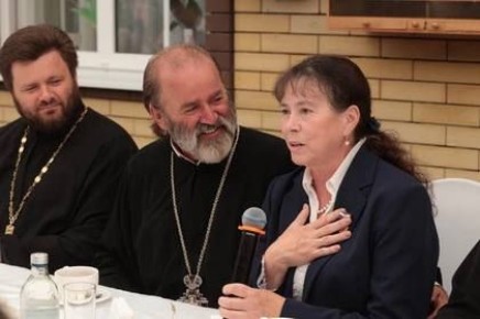 Спустя четыре дня после смерти ростовчанки Надежды Осяк, воспитавшей 18 детей и удостоенной звания «Мать-героиня», в ее семье случилось радостное событие: родилась 64-я внучка, которую назвали Надей в честь бабушки