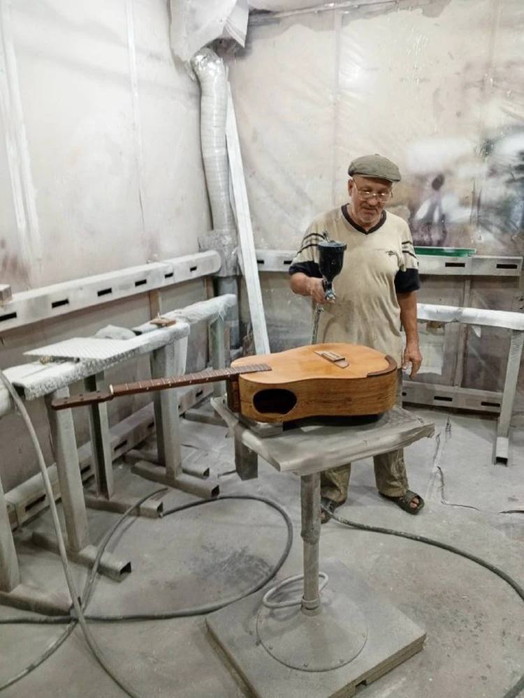 На них играл музыкант Григория Лепса: Как ростовчанин делал гитары для знаменитостей и изобрел собственный инструмент