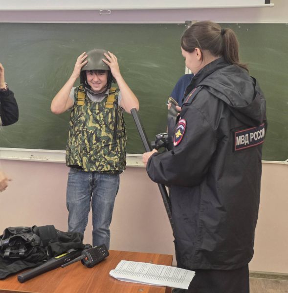 В Шахтах сотрудники полиции побывали в гостях у «полицейского класса»