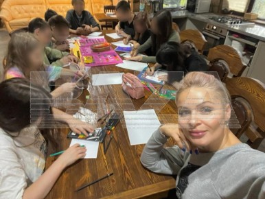 Прямо сейчас силовики проводят обыски в ещё одном соццентре для трудных подростков — по данным «Базы», это учреждение также принадлежит Анне Хоботовой, объявленной в розыск