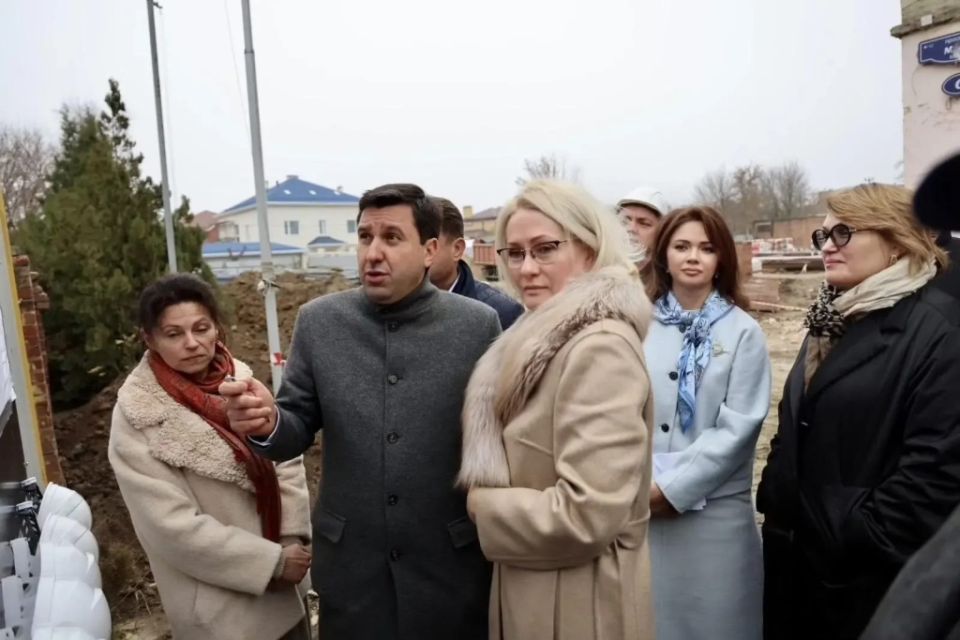 Лидия Новосельцева вместе с Викторией Абрамченко оценили ход капремонта школы № 21