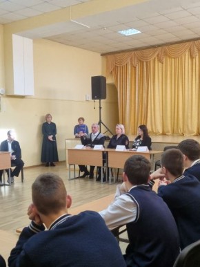 «Чистое поколение»: полицейские и общественные деятели провели откровенный диалог со школьниками Донецка