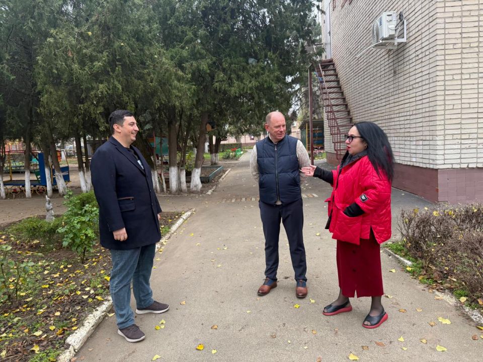 Денис Бурыка подвел итоги работ по благоустройству территории детского сада в городе Азове