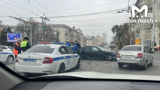Две иномарки столкнулись на перекрёстке Будённовского и Большой Садовой