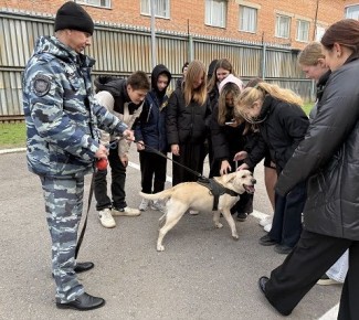 В Волгодонске сотрудники полиции пригласили учащихся «полицейского класса» на экскурсию