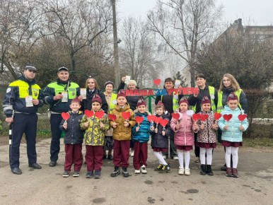 «Мама за рулем!»: полицейские Таганрога совместно с юными помощниками провели акцию