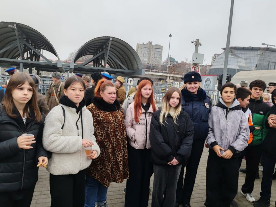 На Пригородном железнодорожном вокзале станции Ростов-Главный состоялись торжественные мероприятия, посвященные 84-й годовщине первого освобождения города от немецко-фашистских захватчиков в Великой Отечественной войне