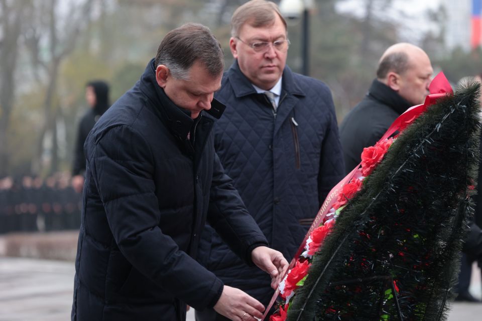 Юрий Слюсарь возложил цветы к ростовскому мемориалу павшим воинам