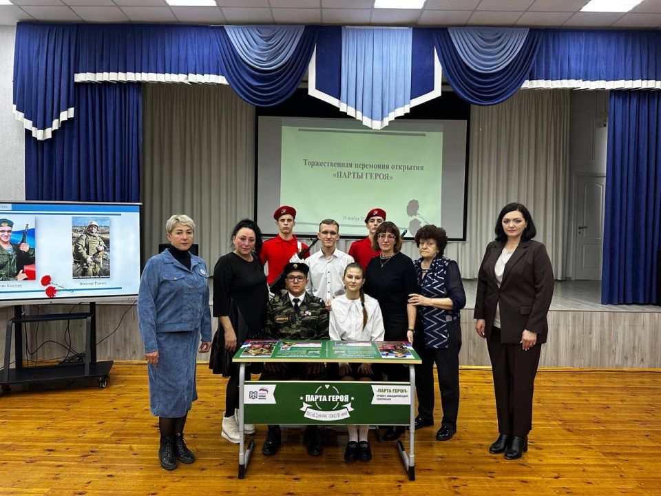 В школе №2 установили «Парту Героя» в память о выпускниках Антоне Кисляке и Викторе Рамих