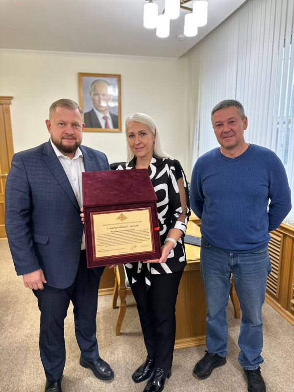 Вручил письмо благодарности, переданное из зоны СВО, директору спортшколы №2 Оксане Кожариной