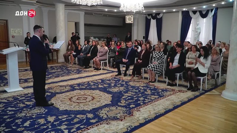 За заслуги в воспитании детей: многодетных дончанок наградил Юрий Слюсарь