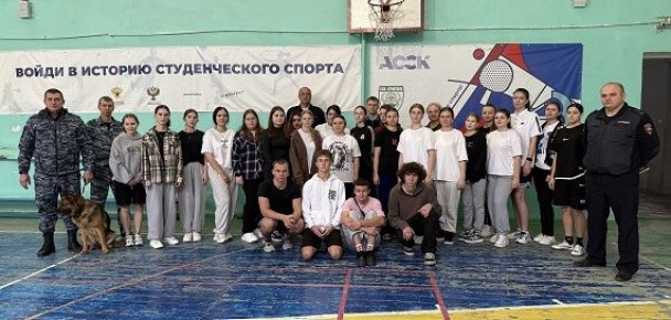 Сотрудники волгодонской полиции продолжают рассказывать студентам о службе в органах внутренних дел